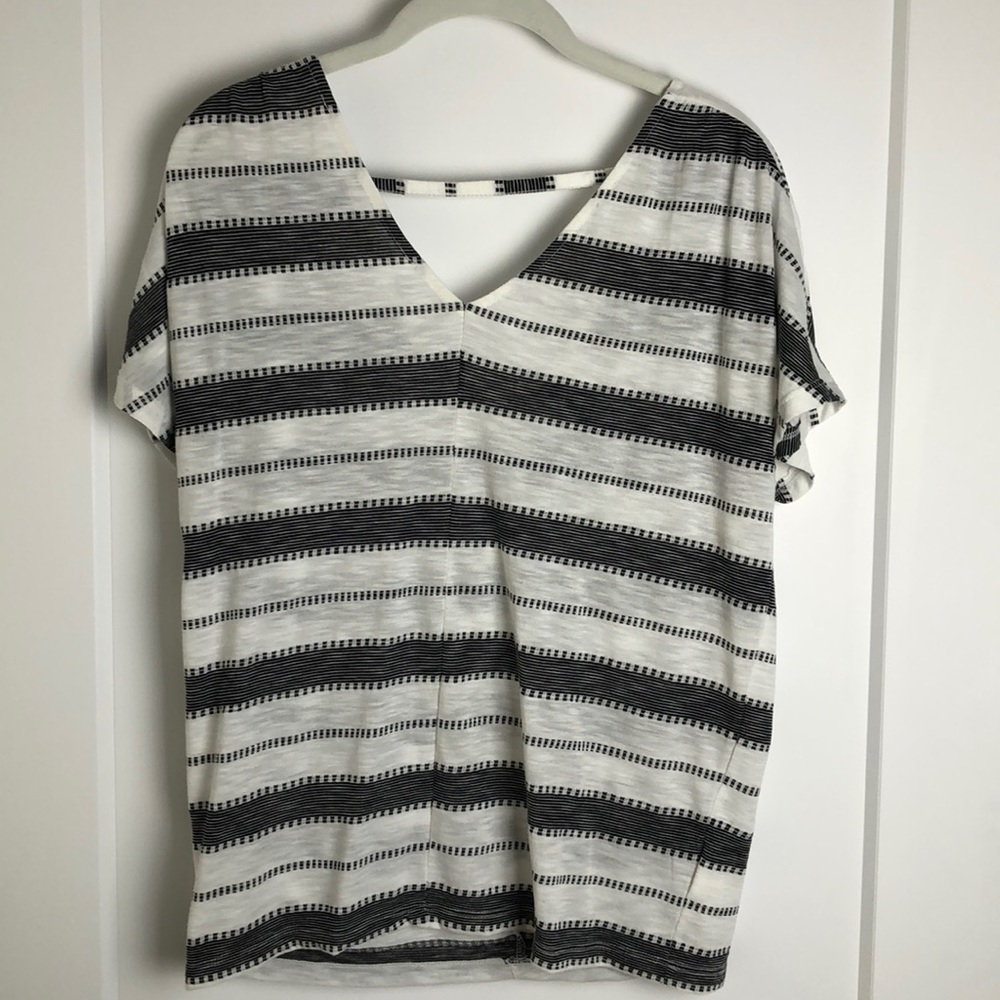 Old Navy Black & White Stripped T-Shirt Size Small